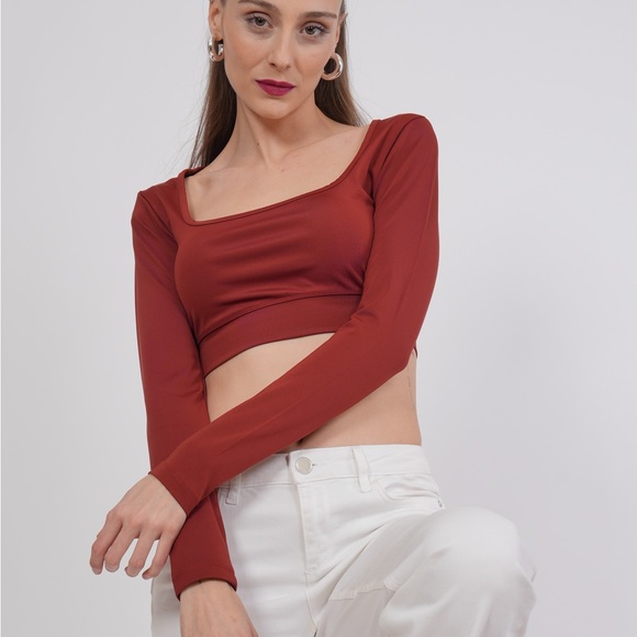 Minark Square-neck Long Sleeve Crop Top - Picture 3 of 4